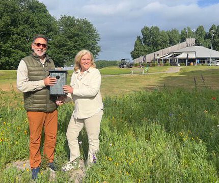 Wat doet een specht op de golfbaan?