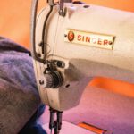 Red je kleding met de naaimachine