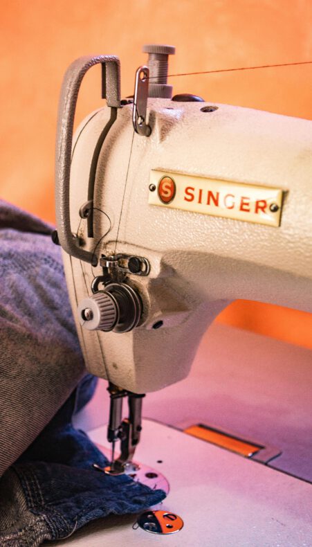 Red je kleding met de naaimachine