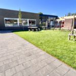 Basisschool in Woerden opent nieuw groen schoolplein met wadi voor beter regenwaterbeheer