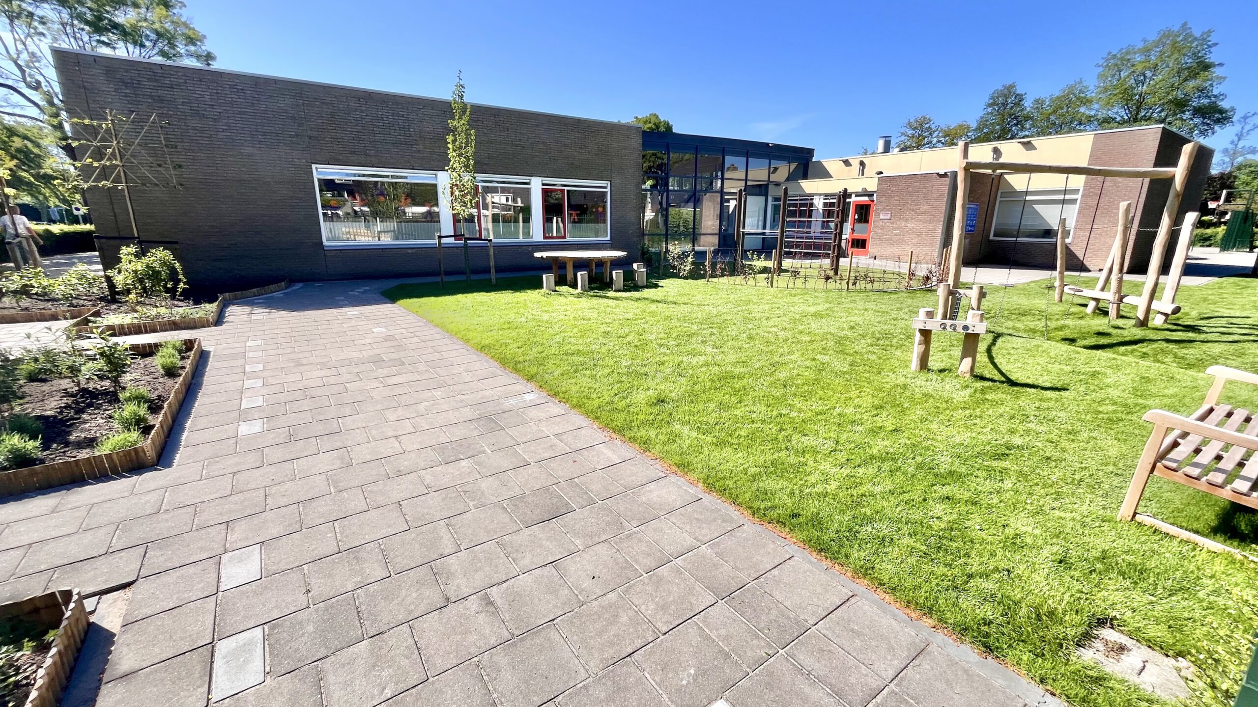 Basisschool in Woerden opent nieuw groen schoolplein met wadi voor beter regenwaterbeheer